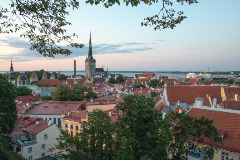 Estland hebt Quarantäne Pflicht für geimpfte Reisende auf