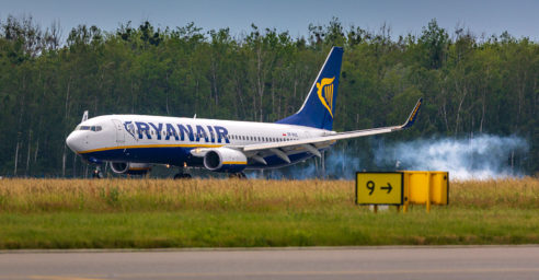 Chaos auf Ryanair-Flug: Passagier versucht, Flugzeugtür zu öffnen und wird an Sitz gefesselt