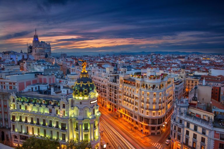 Madrid: lockere Corona Maßnahmen locken französische Touristen “zu Tausenden” an