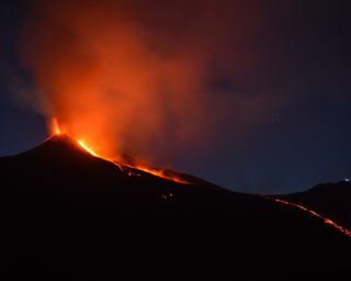 Island: Vulkan-Ausbruch nahe Flughafen von Reykjavik