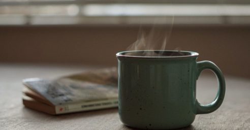 Jugendlicher erhält 65.000 Euro von Airline nach Verbrennung durch heißen Tee
