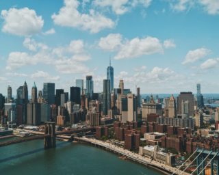 New York hebt Test- und Qaurantäne-Pflicht für internationale Reisende auf