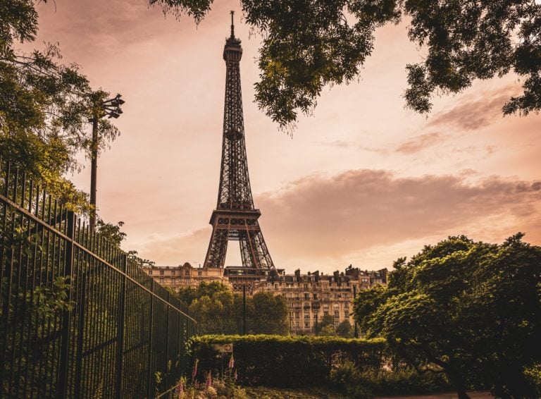 Paris: Der Eiffelturm ist wieder für die Öffentlichkeit geöffnet
