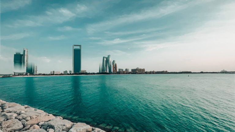 Abu Dhabi verbietet ungeimpften Personen Zutritt zu öffentlichen Räumen