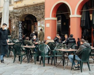 Italien weitet Gesundheitsausweis-Pflicht auf Diskotheken, Restaurants und Fernverkehr aus