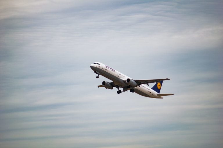 Lufthansa wird die Formulierung "Damen und Herren" ersetzen