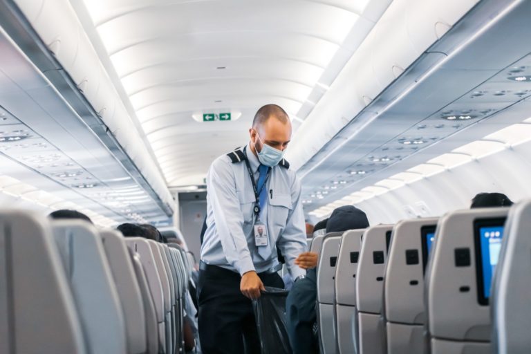 Passagiere vertrauen Sicherheit von Flügen und unterstützen Maskenpflicht