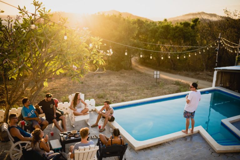 „Partycrasher“ – Ibiza will mit eingeschleusten Touristen illegale Partys stoppen