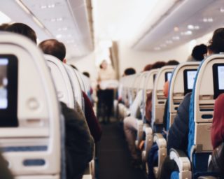 Rassismus an Bord – easyJet tauschte Flugbegleiterinnen nach Vorfall aus