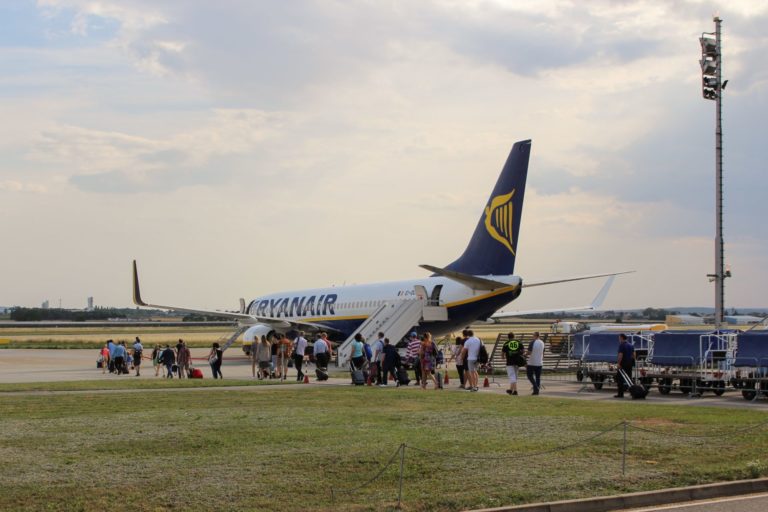 Ryanair verbietet Kunden mit "Fake Boardingpässen" von Kiwi.com Zutritt zu Flugzeugen