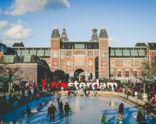 Amsterdam: Airbnb-Anbieter um 80% reduziert – dank Registrierungspflicht
