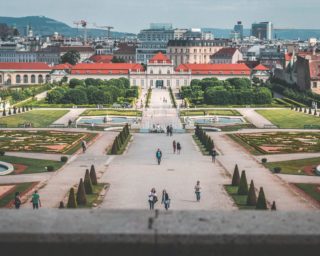 Österreich führt strenge 2G-Regelung im öffentlichen Leben ein