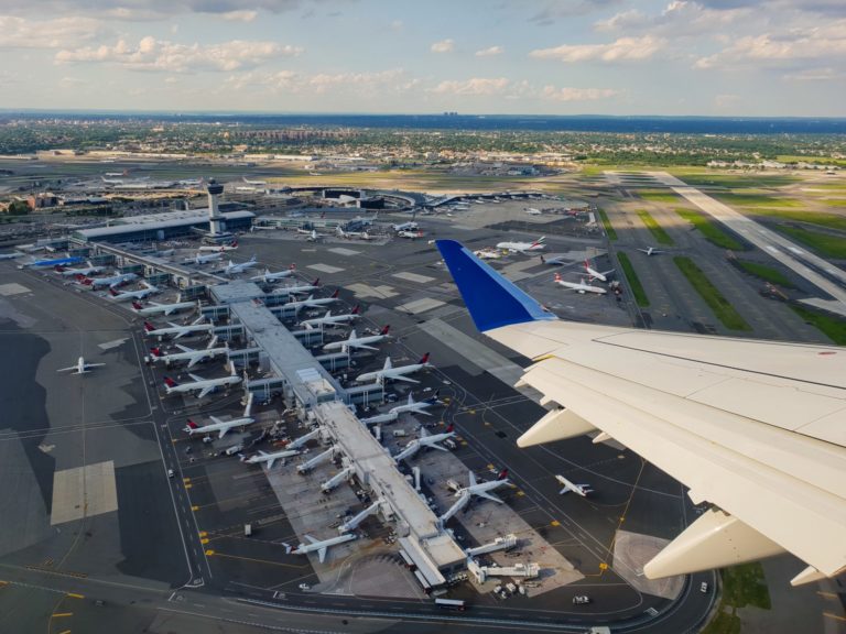 USA: Lange Warteschlangen am Flughafen von New York nach Öffnung